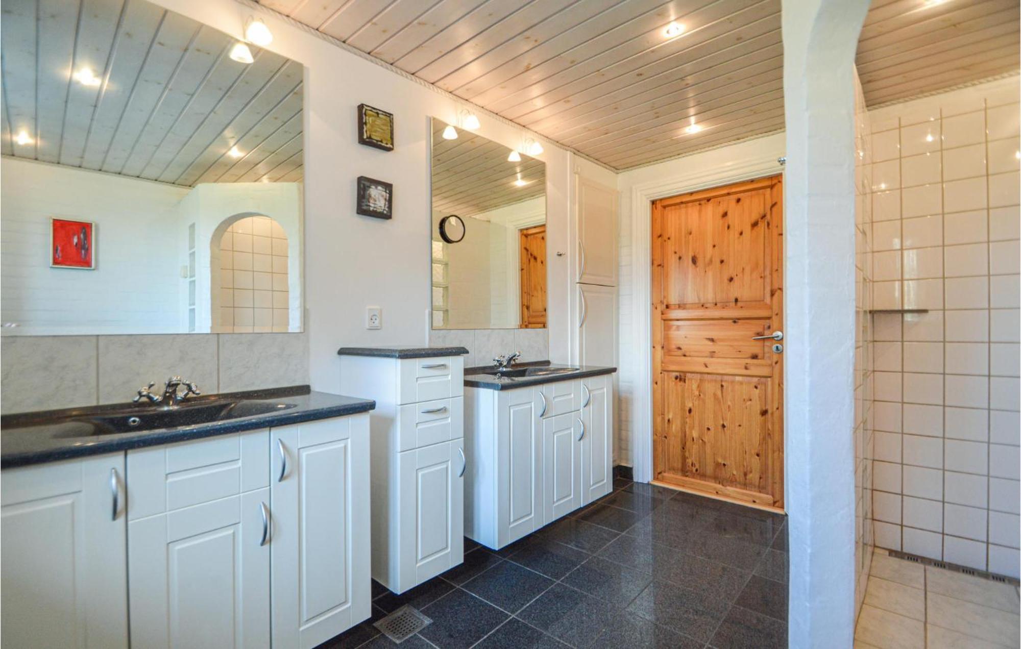 Awesome Home In Bredebro With Kitchen Ballum Esterno foto