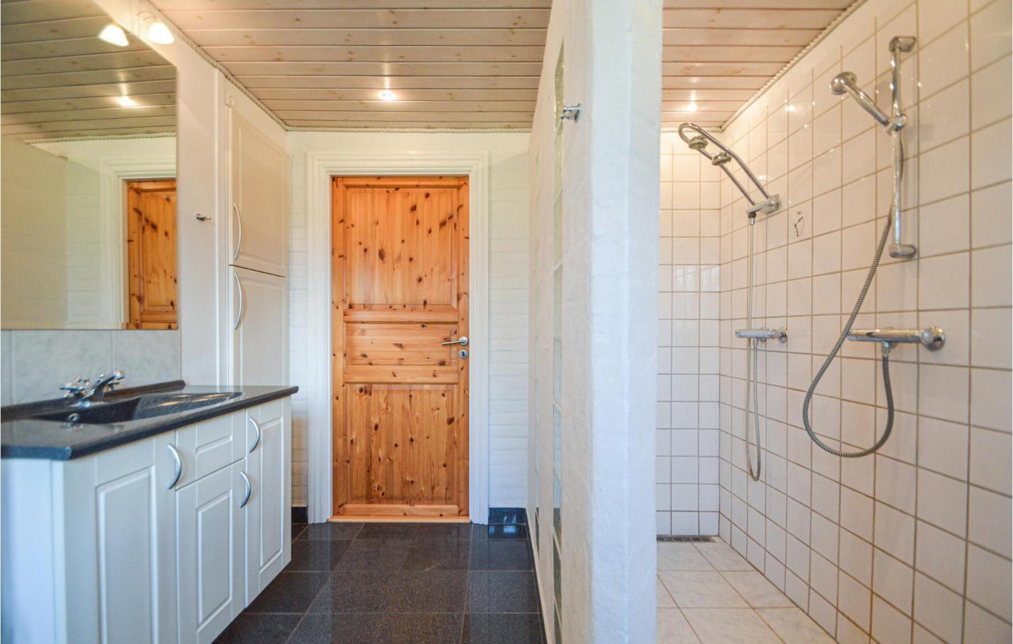 Awesome Home In Bredebro With Kitchen Ballum Esterno foto